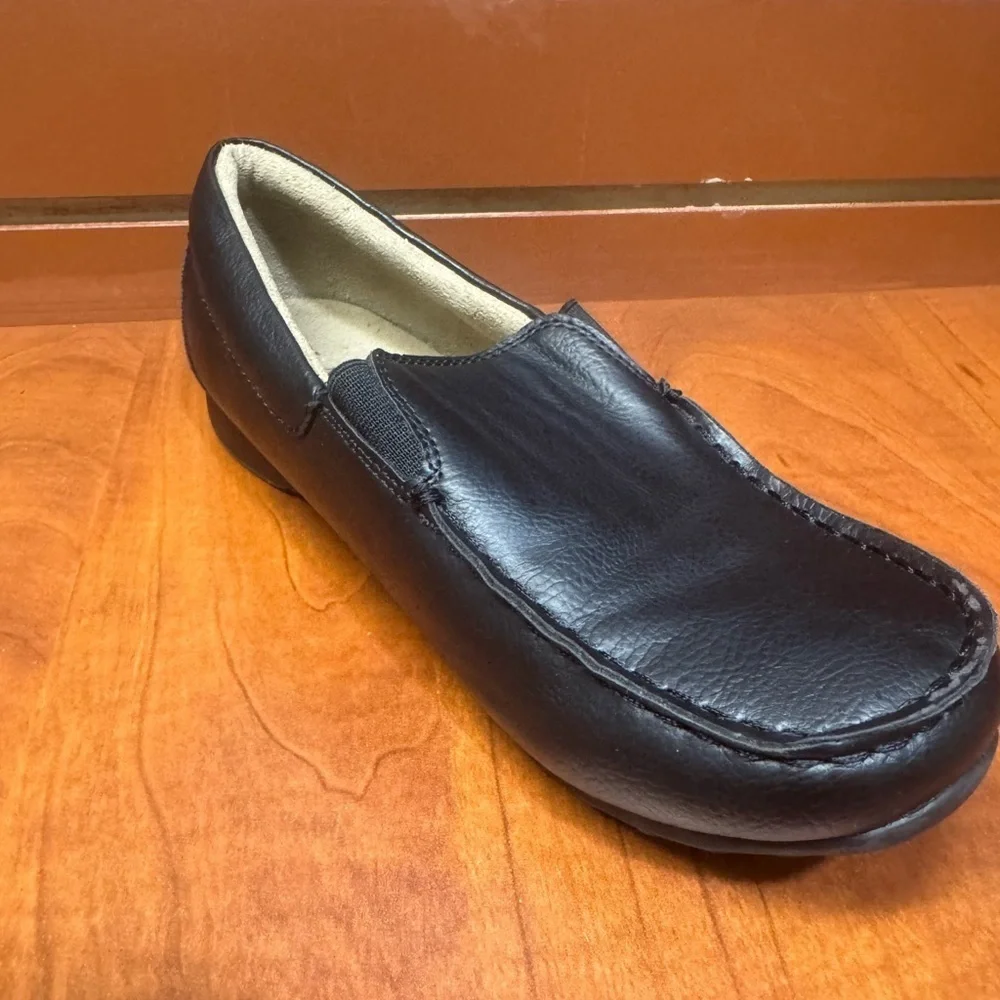 Place Men's Classic Black Leather Slip-Ons